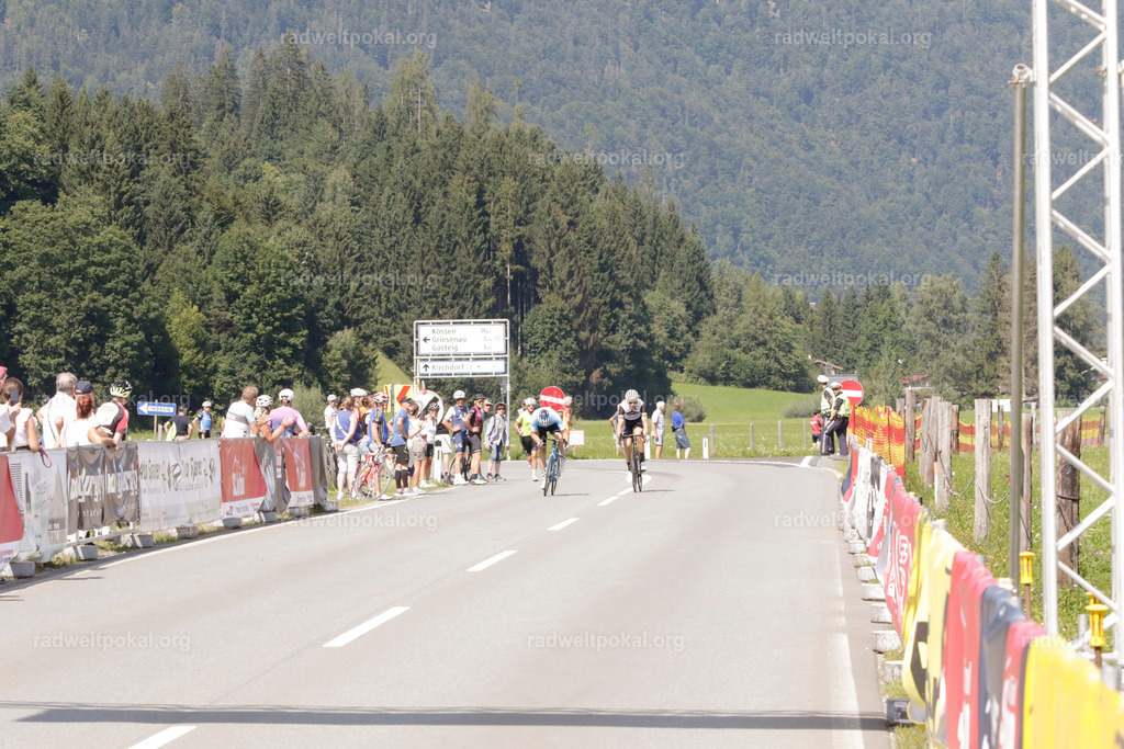 995_20230817_Bewerb_Maenner_Muehlanger | AUT - OESTERREICH, 2023-08-16: SPORT RENNRAD-FAHREN - 55. INTERNATIONALER RADWELTPOKAL IN ST. JOHANN IN TIROL  - Vintage-Radrennen mit WM-Bronze-Medaillen-Siegerin Christina Schweinberger, den Teilnehmer und Alexander Baumann (vom Orginastions-Team) - TAG 2 BEWERB MAENNER IN SECHS GRUPPEN  ; Foto: Roland Muehlanger