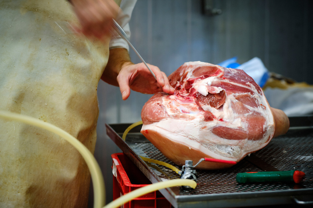 Thum Schinken | WIen, Austria - November 11, 2019: Thum Schinken; der Schlögel wird im Ganzen mit Salzlake behandelt. - Realisiert mit Pictrs.com