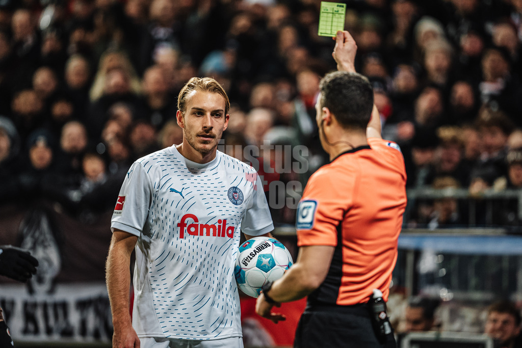 Fußball | Männer | Saison 2024/2025  | Fußball-Bundesliga | 12. Spieltag | FC St. Pauli vs. Holstein Kiel | 29.11.2024 | Timo Becker (#17, Holstein Kiel) sieht die Gelbe Karte