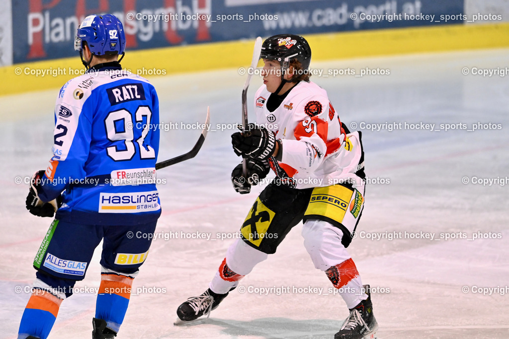 ESC SPARKASSE STEINDORF vs. EV ZELTWEG MURTAL LIONS | #92 Ratz Patrick ESC Steindorf, #90 Bärnthaler Valentin EV ZELTWEG MURTAL LIONS, ESC SPARKASSE STEINDORF vs. EV ZELTWEG MURTAL LIONS, ESC SPARKASSE STEINDORF vs. EV ZELTWEG MURTAL LIONS am 27.12.2025 in Steindorf (Ossiachersee Halle), Austria, (Photo by Bernd Stefan)