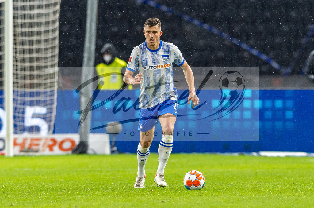 BSCRBL20220220_160 | Fussball, Herren: Marc Oliver Kempf (Hertha BSC) in Aktion, am Ball, Einzelaktion bei dem Spiel der 1. Bundesliga zwischen Hertha BSC und RB Leipzig im Olypiastadion am 20.02.2022 in Berlin, Deutschland.DFB / DFL REGULATIONS PROHIBIT ANY USE OF PHOTOGRAPHS AS IMAGE SEQUENCES AND/OR QUASI-VIDEO. - Realisiert mit Pictrs.com