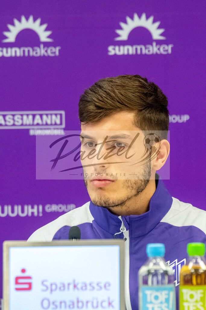 20200219_PKOSNA_0019 | Fussball, Herren: Bashkim Ajdini (VfL Osnabrueck) schaut waehrend der Pressekonferenz des VfL Osnabrueck im Presseraum des Stadion an der Bremer Bruecke am 19.02.2020 in Osnabrueck, Deutschland. - Realisiert mit Pictrs.com