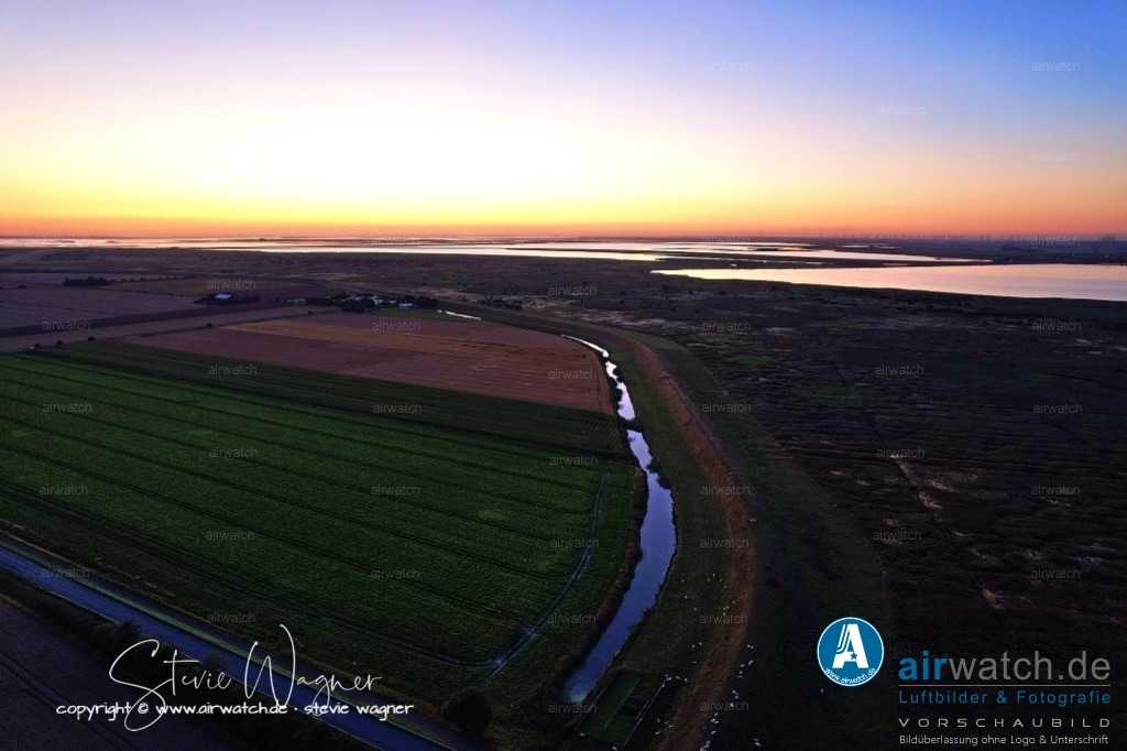 Nordsee, Nordfriesland, Nordstrand, Pohnshalligkoog - airwatch.de | Touristisch interessant ist der Pohnshalligkoog auch durch seine Lage als östlichster und zweitgrößter Koog der Halbinsel Nordstrand. Der inselseitige Übergang zum Nordstrander Damm bietet eine (quasi) einzige öffentliche Zuwegung vom nordfriesischen Festland zur Halbinsel.