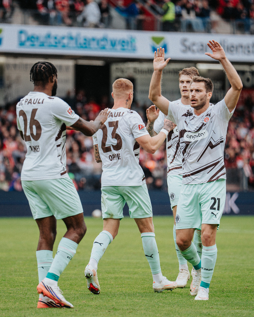 FCSP_YD-03484 | Der offizielle Shop für FC St. Pauli Fotos. Wähle aus Spielszenen & Fanmomenten dein FCSP Wunschformat. Wir liefern Millerntor-Atmosphäre.