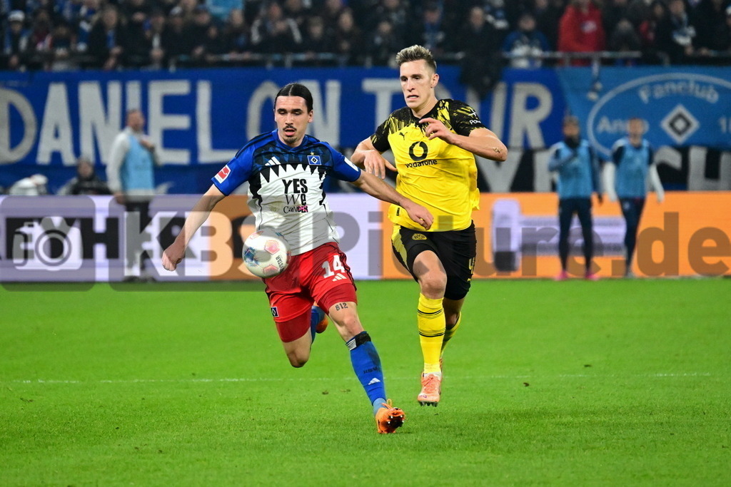 KBS Picture_HSV-Dortmund_049 | v.l. Philippe Rayan (HSV) , Schlotterbeck Nico (Bor. Dortmund) ,Sportplatz :  Volksparkstadion, - Realisiert mit Pictrs.com