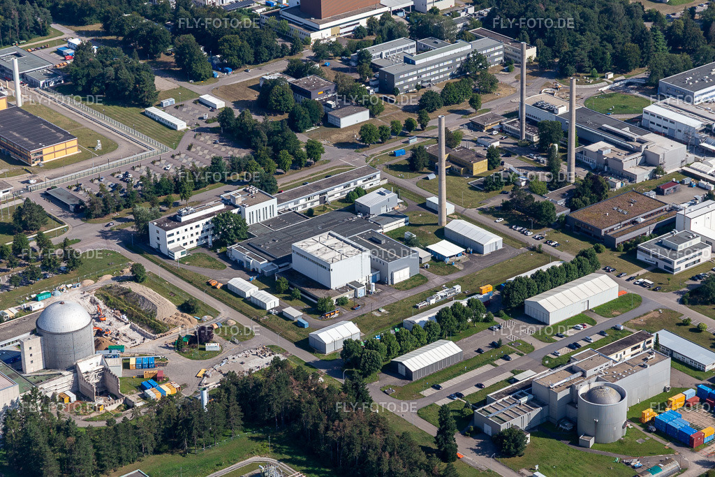 Forschungs- Gebäude und Bürokomplex des Karlsruhe Institut für Technologie Campus Nord an der Linkenheimer Straße. | Luftbild: Forschungs- Gebäude und Bürokomplex des Karlsruhe Institut für Technologie Campus Nord an der Linkenheimer Straße. im Ortsteil Leopoldshafen in Eggenstein-Leopoldshafen im Bundesland Baden-Württemberg in Deutschland. Foto: IMG_128104.jpg vom 12.08.2021 durch ©2025 Werner Riehm fly-foto.de/copyright - Realisiert mit Pictrs.com