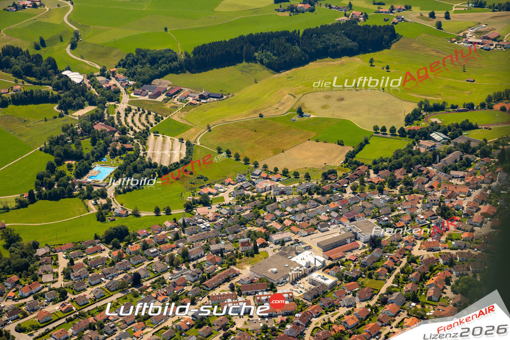 Das Luftbild zeigt : Völken Altusried - Die Luftaufnahme wurde 2024 vom UL-Flugzeug aus erstellt ( keine Drohne ) - Hochauflösende Luftaufnahme - Für grossformatige Ausdrucke geeignet. Die Geschenkidee !Mit Lizenz und Bildrechte bestellbar