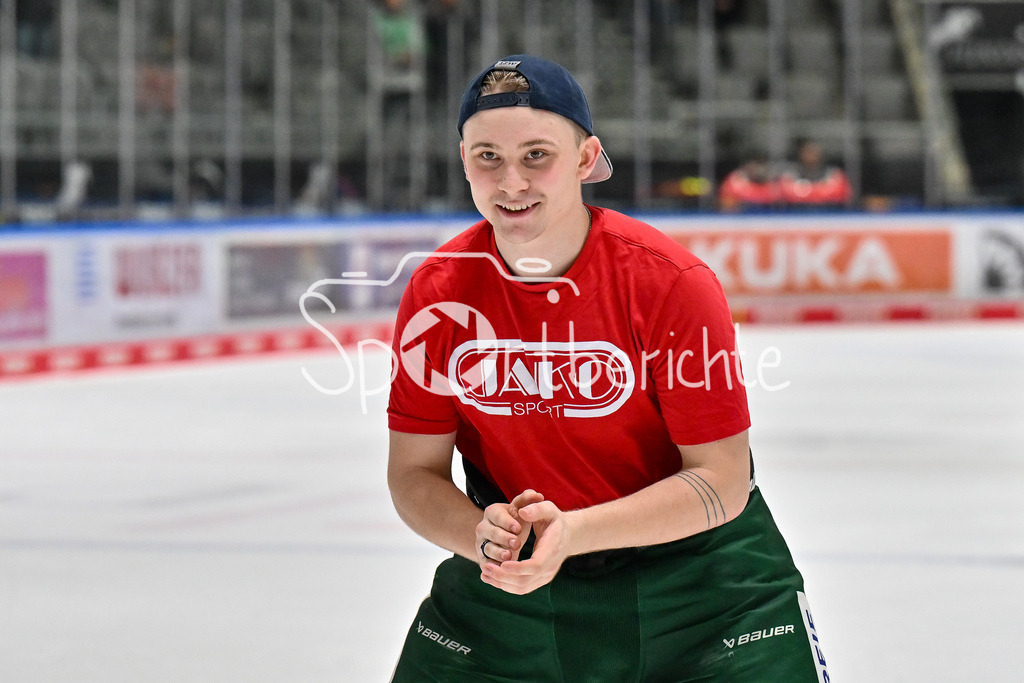 Augsburger Panther - Straubing Tigers | Die Panther feiern zusammen mit den Fans den Heimsieg gegen Straubing / DEL: Augsburger Panther - Straubing Tigers, Curt Frenzel Stadion am 29.11.2024 /  Florian ELIAS (Augsburger Panther #67)