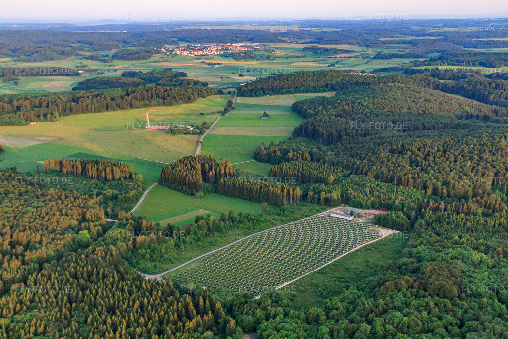 Luftbild: Agrar-PV-Anlage in einer Waldlchtung im Ortsteil Großengstingen in Engstingen im Bundesland Baden-Württemberg in Deutschland. Foto: IMG_67016.jpg vom 07.06.2014 durch Werner Riehm/FLY-FOTO.de