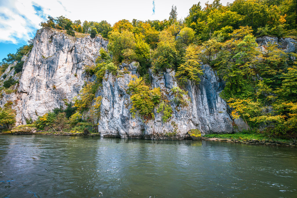 Die Felsen im der eindrucksvollen Weltenburger Enge (Donaudurchbruch),Kelheim | Das Bild zeigt den eindrucksvollen Donaudurchbruch (Weltenburger Enge) bei Kelheim in Bayern.Zwischen Kelheim und dem Kloster Weltenburg in Niederbayern.Besonderheit: Die Donau fließt hier durch ein bis zu 80 Meter hohes Kalksteintal. Wanderungen am Ufer oder eine Schiffs- bzw. Zillenfahrt auf der Donau - Realisiert mit Pictrs.com