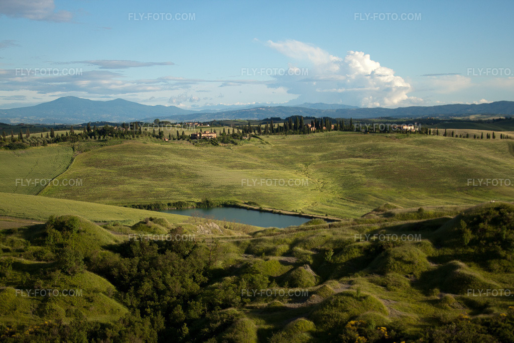 Aerial view: View of the town in Monteaperti in the state Tuscany, Italy. – Photo: IMG_28517.jpg taken on 06/03/2010 by Werner Riehm/FLY-FOTO.com – Resolution of the original: 4752 x 3168 px