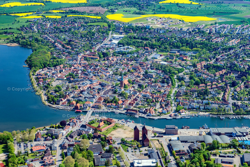 Neustadt_In_Holstein_ELS_4304150522 | NEUSTADT IN HOLSTEIN 15.05.2022 Ortsansicht an der Meeres-Küste der Ostsee in Neustadt in Holstein im Bundesland Schleswig-Holstein. // Townscape on the seacoast of Baltic Sea in Neustadt in Holstein in the state Schleswig-Holstein. Foto: Martin Elsen