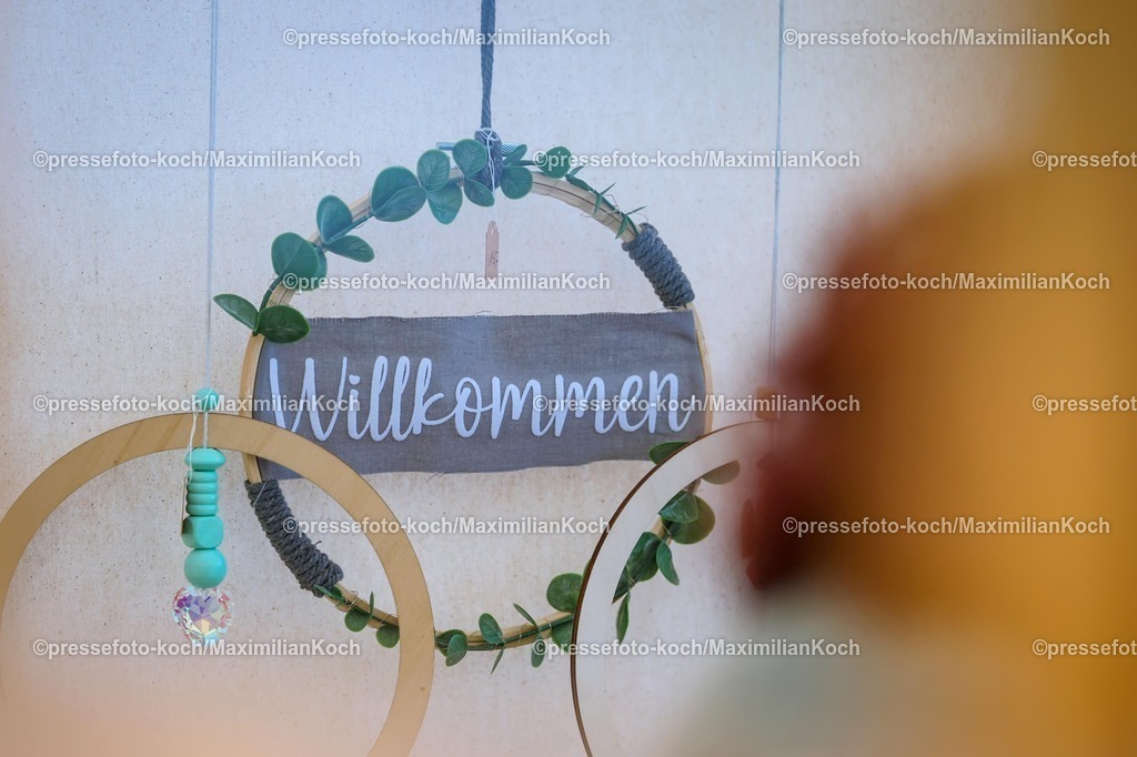 CR29112501013 | 29.11.2025, Castrop-Rauxel, Pünktlich zur Vorweihnachtszeit öffnen die ersten Weihnachtsmärkte in Nordrhein-Westfalen. Eindrücke rund um den Weihnachtsmarkt auf dem Hof Menken in Castrop-Rauxel. Traumfänger Schriftzug Deko Weillkommen