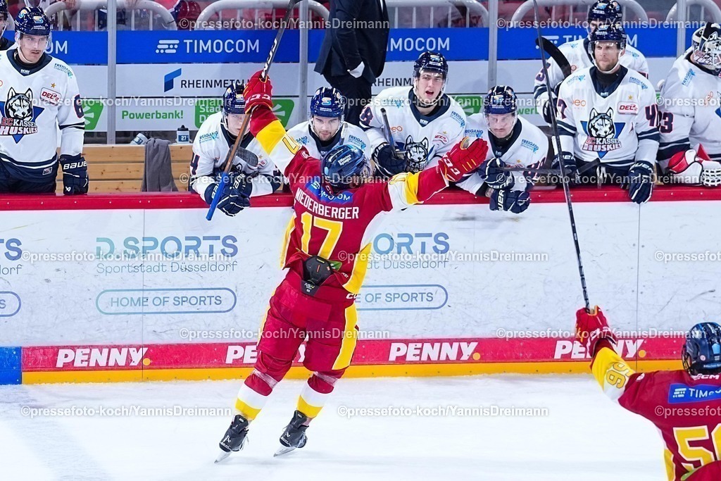 xydr03102501383 | 03.10.2025, xydrx, Eishockey, DEL2, Düsseldorfer EG - EC Kassel Huskies, PSD Bank Dome Düsseldorf: Torjubel nach dem Tor zum 4:1 für die Düsseldorfer EG durch Torschütze Leon Niederberger (Düsseldorfer EG #17)