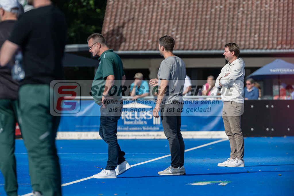 HK_20231007_105178 | 1.Bundesliga Herren Crefelder HTC - Uhlenhorst Mülheim am 7.10.2023 CHTC, Krefeld , Werner Sartory, Ronan Gormley ( Trainer CHTC ) , Schmitz Johannes ( Trainer Crefelder HTC )