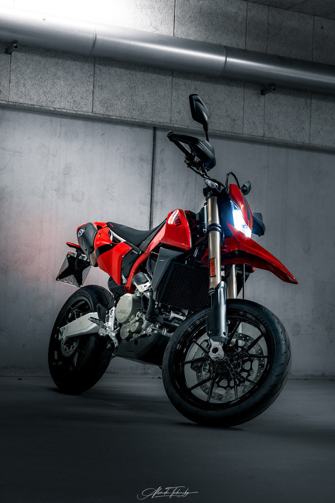 Hypermotard 698 Mono | Entdecken Sie die faszinierende Welt von Alexander Tschuncky Arts: Kreative Fotografie, atemberaubende Automobilkunst und hochwertiger Bilderdruck. Lassen Sie sich inspirieren! - Realisiert mit Pictrs.com