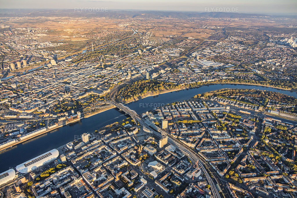 Luftbild: Stadtübersicht aus Westen jenseits des Rheins und der Konrad-Adenauer-Brücke aus Ludwigshafen im Ortsteil Innenstadt in Mannheim im Bundesland Baden-Württemberg in Deutschland. – Foto: IMG_159726.jpg vom 06.10.2026 durch Werner Riehm/FLY-FOTO.de – Auflösung des Originals: 6000 x 4000 px