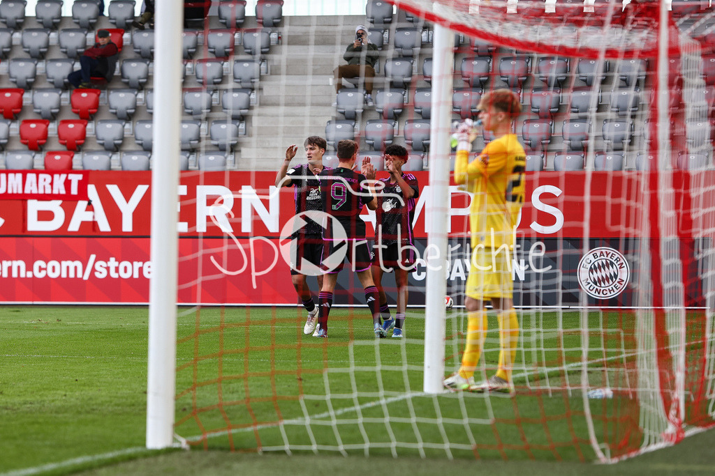 FC Bayern Muenchen U19 - 1. FC Kaiserslautern U19 | Jubel nach dem Treffer zum 1-0 durch Javier FERNANDEZ GONZALEZ (FCB #8) / Freude / tor / Torschuezte