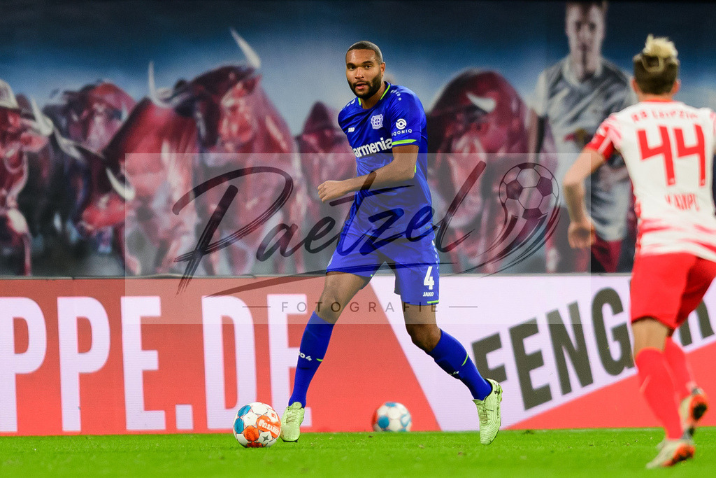 RBLLEV20211128_132 | Fussball, Herren: Jonathan Tah (Bayer 04 Leverkusen) in Aktion, am Ball, Einzelaktion bei dem Spiel der 1. Bundesliga zwischen RB Leipzig und Bayer 04 Leverkusen in der Red Bull Arena am 28.11.2021 in Leipzig, Deutschland.DFB / DFL REGULATIONS PROHIBIT ANY USE OF PHOTOGRAPHS AS IMAGE SEQUENCES AND/OR QUASI-VIDEO. - Realisiert mit Pictrs.com