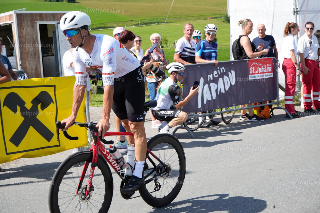 784_20230817_Bewerb_Maenner_Muehlanger | AUT - OESTERREICH, 2023-08-16: SPORT RENNRAD-FAHREN - 55. INTERNATIONALER RADWELTPOKAL IN ST. JOHANN IN TIROL  - Vintage-Radrennen mit WM-Bronze-Medaillen-Siegerin Christina Schweinberger, den Teilnehmer und Alexander Baumann (vom Orginastions-Team) - TAG 2 BEWERB MAENNER IN SECHS GRUPPEN  ; Foto: Roland Muehlanger