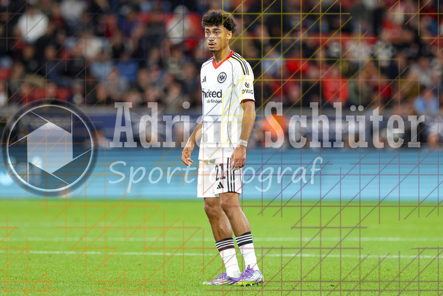 Bayer 04 Leverkusen vs Eintracht Frankfurt - Bundesliga  | Leverkusen, Deutschland, 12.09.25:   Nathaniel Brown (Eintracht Frankfurt) schaut waehrend des Spiels der Bundesliga zwischen  Bayer 04 Leverkusen vs Eintracht Frankfurt in der BayArena(Foto von Brauer-Fotoagentur / Adrian Schlueter)