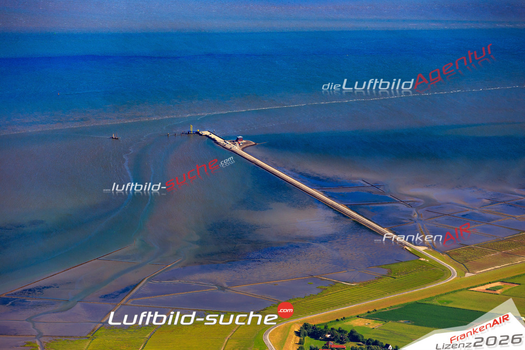 Die Luftbildaufnahme Ostersiel - Pellworm wurde 2018 mittels Flugzeug (keine Drohne) erstellt. Perfekte Schärfe und Druck- Auflösung- Garantiert!