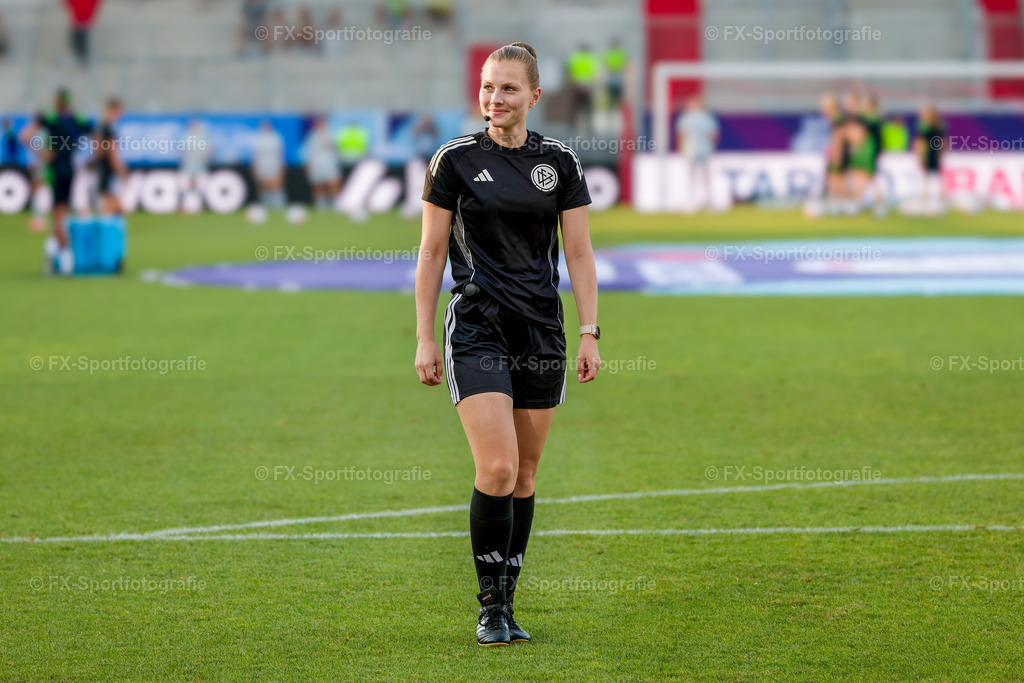 Supercup-Frauen-Bayern-Muenchen-vs-VfL-Wolfsburg 009 | Sportfotos und Eventgalerien von FX-Sportfotografie. Bilder von Fußball, Vereinsveranstaltungen und Events direkt ansehen und als Download bestellen. - Realisiert mit Pictrs.com