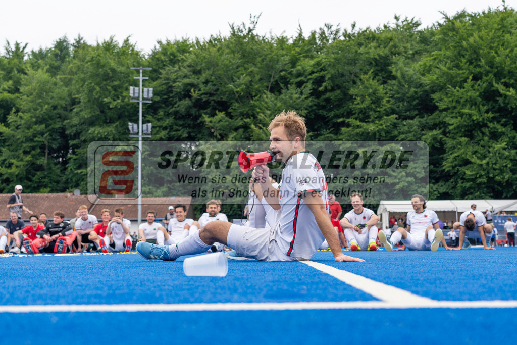 Final4_20250601-1520-HK108778 | Krefeld, Deutschland, 01.06.2025:  Feldhockey Final4 2025 – „Deutsche Feldhockey-Meisterschaften 2025“ Crefelder HTC - Rot-Weiss Köln (Finale Herren) im Gerd-Wellen-Hockeyanlage am 01.06.2025 in Krefeld, Deutschland. (Foto von Kramhöller/Fehrmann/Kaste)Krefeld, Germany, 01.06.2025: Feldhockey Final4 2025 – „Deutsche Feldhockey-Meisterschaften 2025“ Harvestehuder HTC - Düsseldorfer HC (Finale Damen) in Gerd-Wellen-Hockeyanlage at 01.06.2025 in Krefeld, Deutschland. (Foto from Kramhöller/Fehrmann/Kaste)