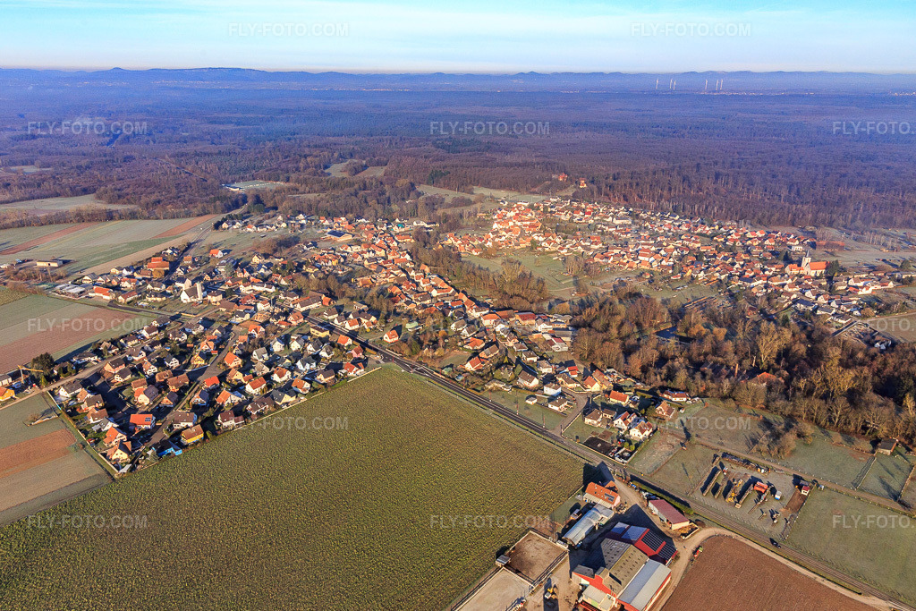 Aerial view: View of the town from the southeast in Scheibenhard in the state Bas-Rhin, France. – Photo: IMG_124055.jpg taken on 01/11/2021 by Werner Riehm/FLY-FOTO.com – Resolution of the original: 5362 x 3574 px