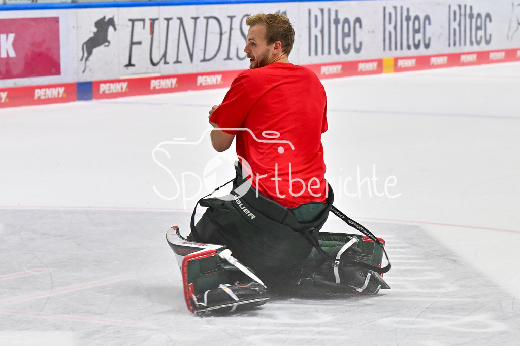 Augsburger Panther - Iserlohn Roosters | Die Augsburger Panther feiern zusammen mit ihren Fans den Heimsieg gegen Iserlohn / Penny DEL: Augsburger Panther - Iserlohn Roosters; Curt Frenzel Stadion am 21.09.2025 / im Bild Michael GARTEIG (Augsburger Panther 34