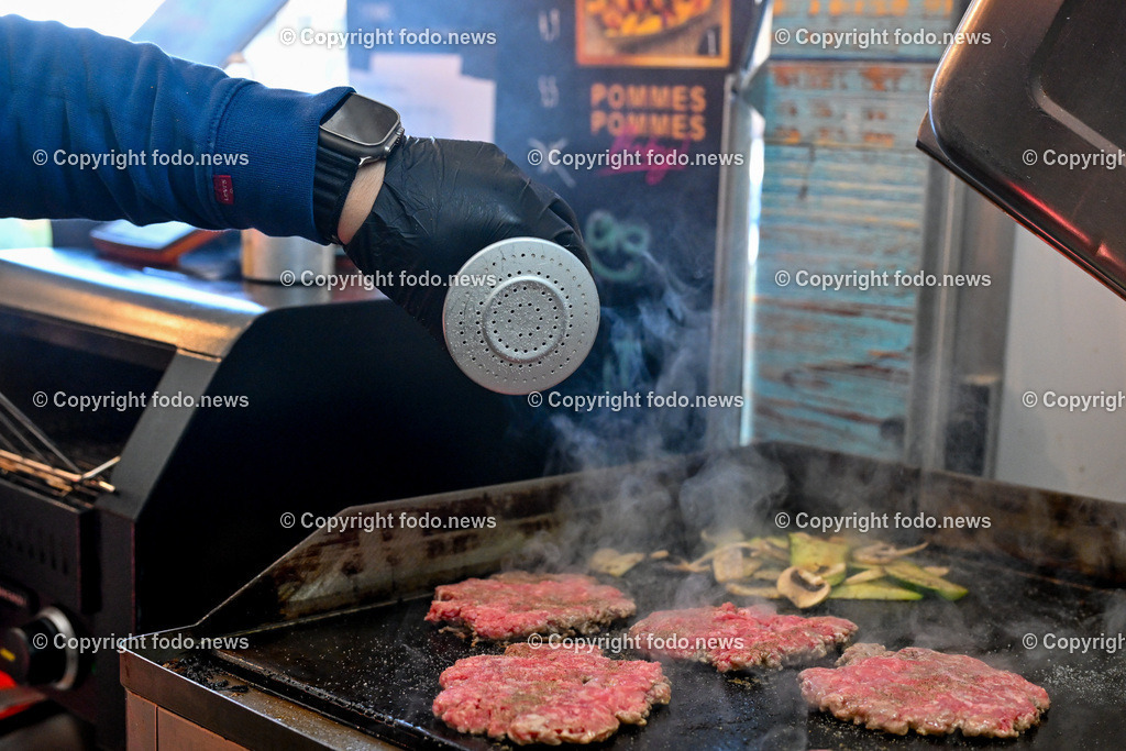 Deli Food Truck_ Le Bistro_ 09.01.2024-4 | 09.01.2024, Linz, AUT, Tabakfabrik im Bild Deli Food Truck, Le Bistro, Zubereitung Burger, Fingerfood, Fleisch, Patty