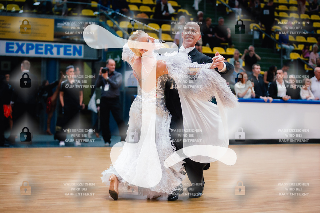 Hessen Tanzt WDSF Open Senior III Standard 4th (332) Thomas Schmidt _ Susanne Schmidt (Schwarz-Rot-Club Wetzlar)-2025-05-17-0429 | Webshop for digital downloads and prints of dance sport, event & show photographer Julian Link - Realisiert mit Pictrs.com