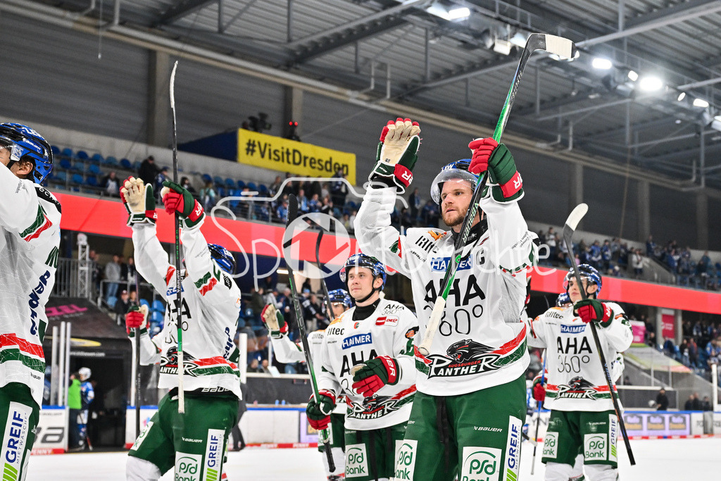 Dresdener Eislöwen - Augsburger Panther | Die Spieler der Panther feiern zusammen mit den Fans den Auswärtssieg in Dresden / DEL: Dresdener Eislöwen - Augsburger Panther; Joynext-Arena am 05.10.2025 / Maximilian RENNER (Augsburger Panther 58)