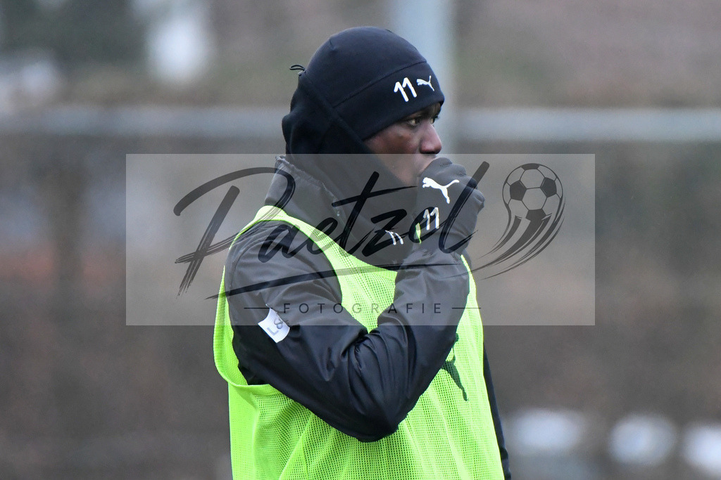 20200125_TRAOSN_0078 | Fußball, Herren: Assan Ceesay (VfL Osnabrück) schaut beim Training des VfL Osnabrück am 25.01.2020 im Sportpark Illoshöhe in Osnabrück, Deutschland.(Foto von Nico Paetzel) - Realisiert mit Pictrs.com