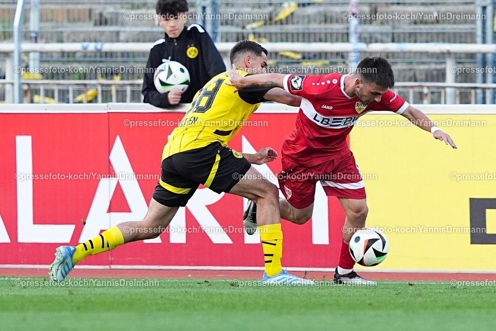 xYDR09052501032 | 09.05.2025, xydrx, Fußball, Borussia Dortmund II - VFB Stuttgart II, 3.Liga, Stadion Rote Erde, Saison 2024 2025: Kjell Waetjen (Borussia Dortmund II #38) im Zweikampf gegen Samuele Di Benedetto (VFB Stuttgart II #8) DFB regulations prohibit any use of photographs as image sequences and or quasi-video.