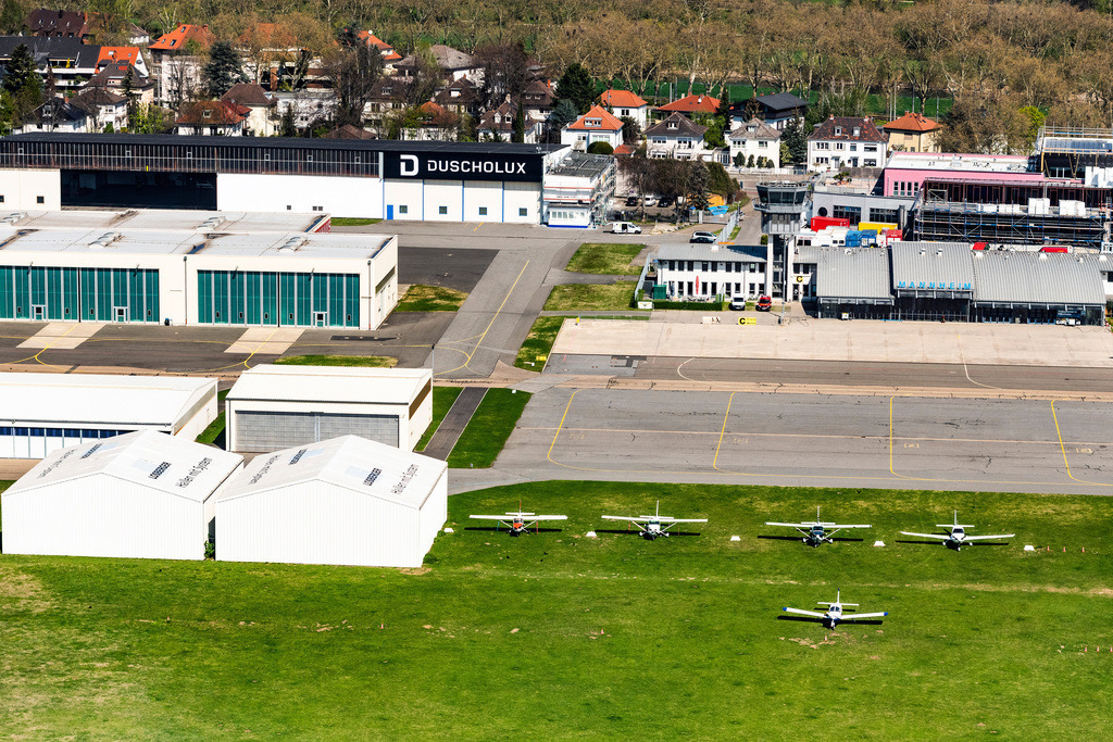 dr__0022151.jpg | MANNHEIM 11.04.2019 Start- und Landebahn mit Rollfeldgelände des Flugplatz in Mannheim im Bundesland Baden-Württemberg, Deutschland. // Runway with tarmac terrain of airfield in Mannheim in the state Baden-Wurttemberg, Germany. Foto: Daniel Reiter