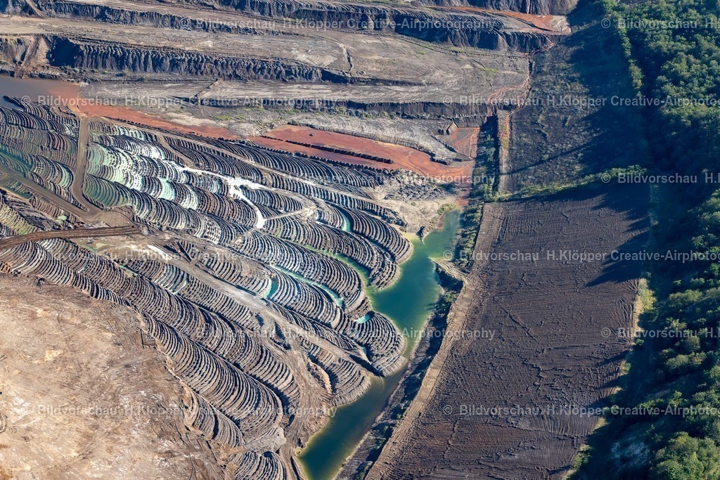 Lufbilder Bedburg-5788 | Schichten einer Bergbau- Abraumhalde " RWE Power AG " in Bedburg im Bundesland Nordrhein-Westfalen, Deutschland - Realisiert mit Pictrs.com