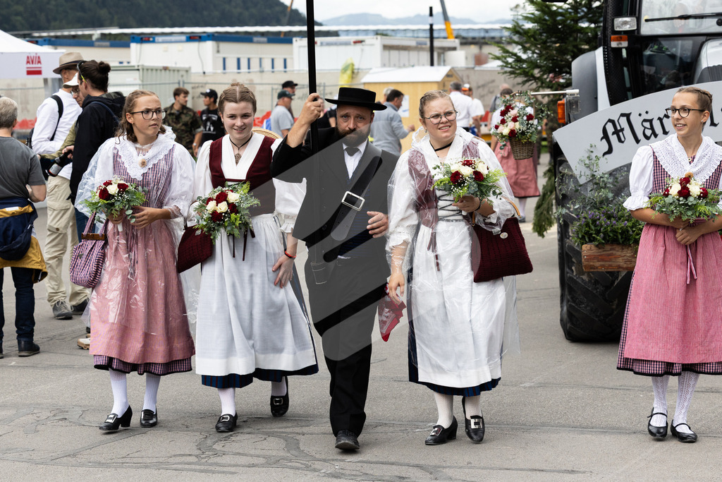 ESAF2025_Freitag_4148 | Die Schwinger des Schwyzer Kantonalen Schwingerverbandes: Fotos, die Dynamik und Leidenschaft festhalten, sowie emotionale Momente aus dem traditionellen Schwingsport zeigen. - Realisiert mit Pictrs.com