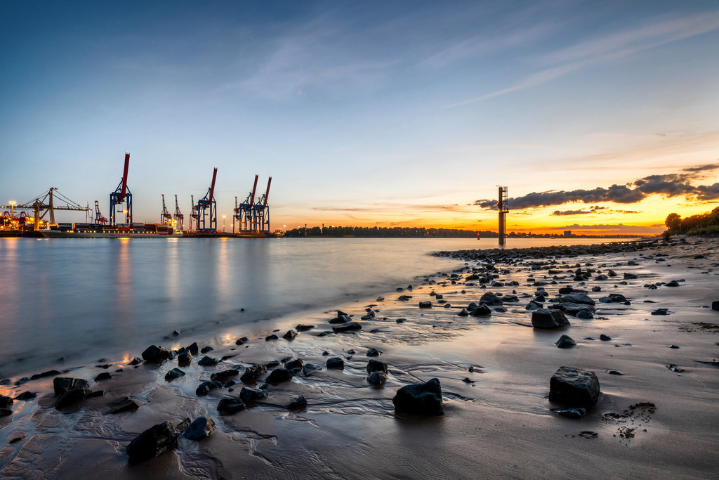 10230205 - Abendlicht am Elbstrand | Abendstimmung am Elbstrand mit Blick auf den Hamburger Hafen.