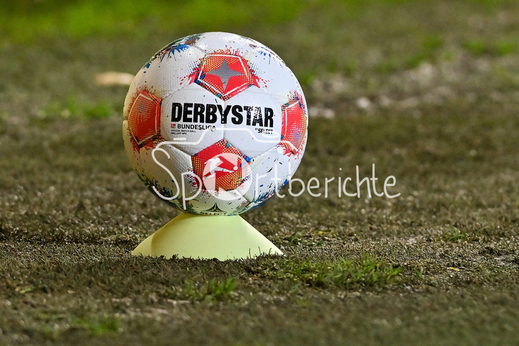 SpVgg Greuther Fürth - Karlsruher SC | FUERTH, GERMANY - OCTOBER 24: matchball, derbystar ball during the 2. bundesliga match between SpVgg Greuther Fuerth vs. Karlsruher SC on matchday 10 at Sportpark Ronhof Thomas Sommer on October 24, 2025 in Fuerth, Germany / DFL REGULATIONS PROHIBIT ANY USE OF PHOTOGRAPHS AS IMAGE SEQUENCES AND/OR QUASI-VIDEO