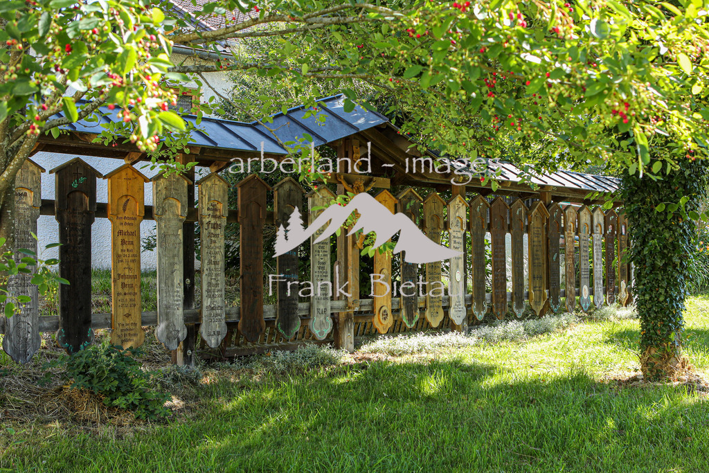 OE7A8200 | Tradition im Bayerischen Wald, Totenbretter, Gedenken an Verstorbene