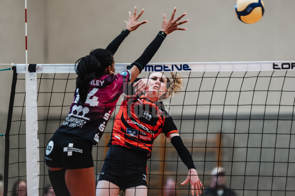 Volleyball | Frauen | Saison 2025/2026 | Volleyball Bundesliga | ETV Hamburger Volksbank Volleys vs. Schwarz-Weiß Erfurt | 15.02.2026 | v.l. Alianza Darley (#14, Schwarz-Weiß Erfurt) gegen Alexa Sophie Thaden (#15, ETV Hamburger Volksbank Volleys)