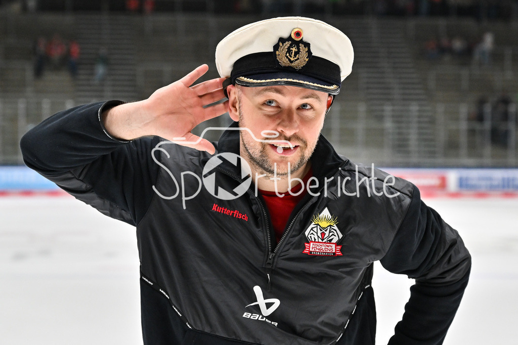 Augsburger Panther - Fischtown Bremerhaven | AUGSBURG, GERMANY - 25. JANUARY: das Team der Gäste feiert zusammen mit den mitgereisten Fans den 2-1 Auswärtssieg in Augsburg nach dem Match zwischen den Augsburger Panthern und den Fischtown Pinguins am 43. Spieltag der Penny DEL im Curt Frenzel Stadion   - Julius HUDACEK (Fischtown Bremerhaven 33)
