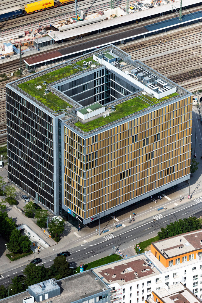 dr__0071881.jpg | MüNCHEN 12.08.2021 Bürogebäude Laimer Würfel an der Fürstenrieder Ecke Landsberger Straße in München Laim im Bundesland Bayern. Das Hochhaus mit dem Logo der DAB Bank und der Consorsbank liegt an der Kreuzung Fürstenrieder Straße, Landsberger Straße, Wotanstraße an der Laimer Unterführung. Weiterführende Informationen bei: FRICK KRÜGER NUSSER PLAN2 GMBH,  Geosys-Eber Ingenieure - Müller-Aichinger und Partner mbB,  HOCHTIEF Aktiengesellschaft AG,  sellack architekten ingenieure. // Laimer Wuerfel Building in Munich in the state Bavaria, Germany. Further information at: FRICK KRUeGER NUSSER PLAN2 GMBH,  Geosys-Eber Ingenieure - Mueller-Aichinger und Partner mbB,  HOCHTIEF Aktiengesellschaft AG,  sellack architekten ingenieure. Foto: Daniel Reiter