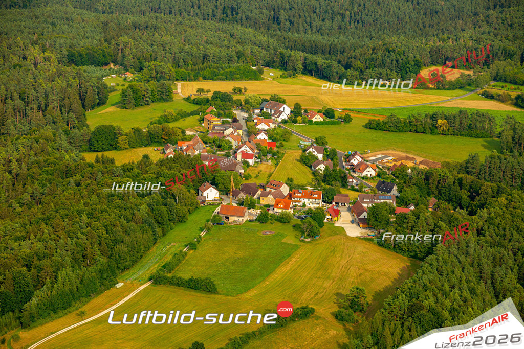 Das Luftbild zeigt : Hühnerloh Gößweinstein - Die Luftaufnahme wurde 2024 vom UL-Flugzeug aus erstellt ( keine Drohne ) - Hochauflösende Luftaufnahme - Für grossformatige Ausdrucke geeignet. Die Geschenkidee !Mit Lizenz und Bildrechte bestellbar