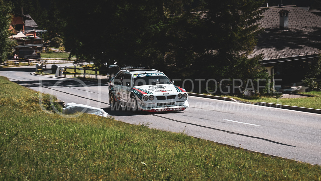 19. Arosa ClassicCar 2023 - 2. September 2023 | 19. Arosa ClassicCar 2023
Arosa, Schweiz
Pergolini Dario aus Vaduz mit der Startnummer 302 in einem Lancia Delta S4, Jahrgang 1986, in der Klasse Sport Trophy.
@arosaclassiccar, @arosa.official, #arosaclassiccar, #arosa, #76curves, #classiccar
Bild: Sportfotografie Markus Aeschimann | www.markus-aeschimann.ch - Realisiert mit Pictrs.com