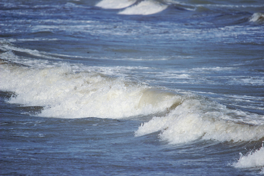Wandbild: Wellen am Ostseestrand | Dieses Wandbild im Querformat zeigt auslaufende Wellen mit Schaumkrone am Strand von Norgaardholz.  - Realisiert mit Pictrs.com