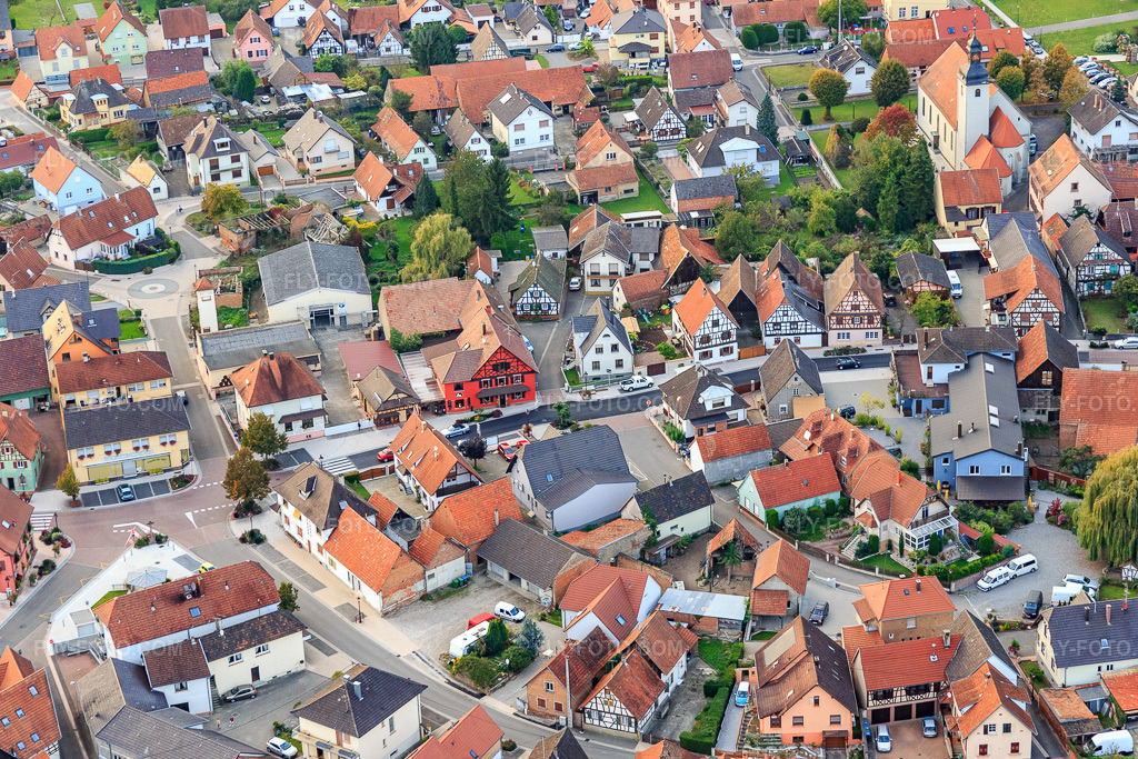 Aerial view: Restaurant le caveau du gaentzebrinnel in Beinheim in the state Bas-Rhin, France. – Photo: IMG_074481.jpg taken on 10/04/2014 by Werner Riehm/FLY-FOTO.com – Resolution of the original: 5340 x 3560 px – Le Caveau du Gaentzebrinnel - Spécialités alsaciennes à Beinheim