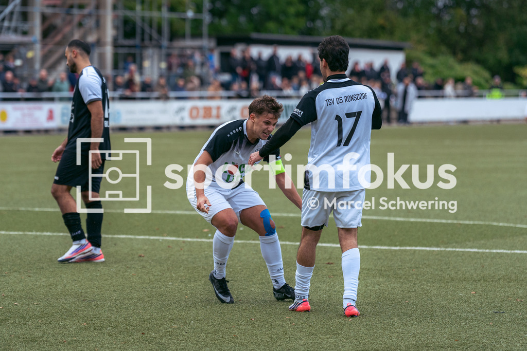 TSV 05 Ronsdorf – SSV Bergisch Born II | Nico Fuchs (7, TSV 05 Ronsdorf) und Yousef Rasoli (17, TSV 05 Ronsdorf) beim gemeinsamen Torjubel nach dem 3:1. Bezirksliga Niederrhein, Gruppe 2: TSV 05 Ronsdorf gegen SSV Bergisch Born II, Wuppertal, 11.10.2026. Endstand: 3:1. sportimfokus / Marcel Schwering - Realisiert mit Pictrs.com