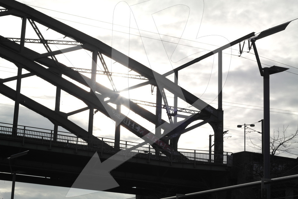 Bridge_Rhine | Beneath clouds in motion,the Cologne Cathedral remains.A bridge above the Rhine,carrying what passes. - Realisiert mit Pictrs.com